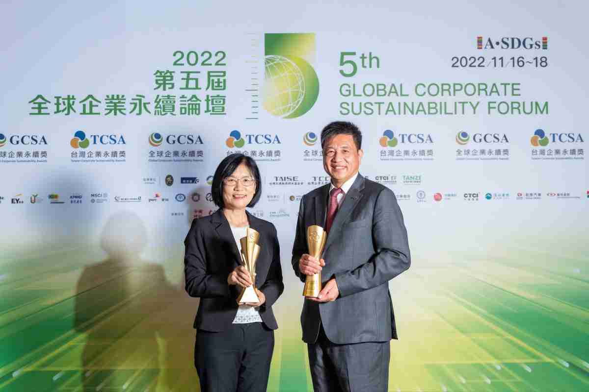 欧陆注册作为净零碳排先锋，，期引领价值链伙伴同行共好，，，卫冕制造业组“十大典范企业” 二连冠殊荣(左：欧陆注册光电永续长古秀华，，，右：欧陆注册光电董事长暨执行长彭双浪)