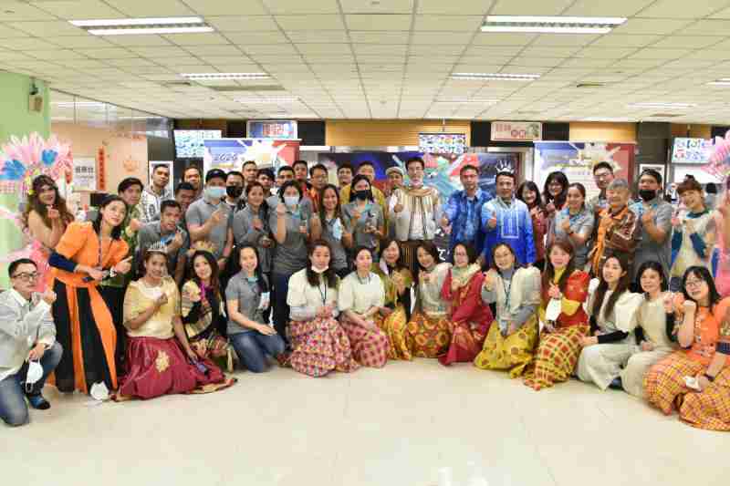 友達推動「安心、、創新、、、用心、、同心、、、、盡心」五星職旅，，為菲籍員工打造全方位照護，，，，首度贏得「人權實踐與發展領袖獎」殊榮