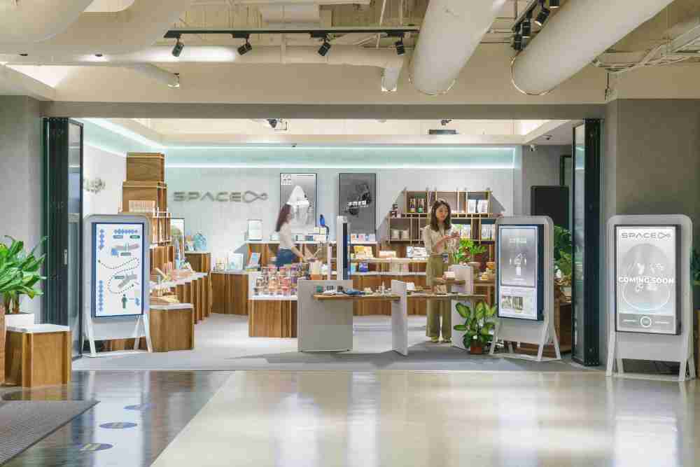 欧陆注册打造永续选物商店，，，，展示社企及社创商品，，，结合创利空间所开发的智能零售系统，，整合多元产品信息，，，让无人商店扮演公益行动的推手