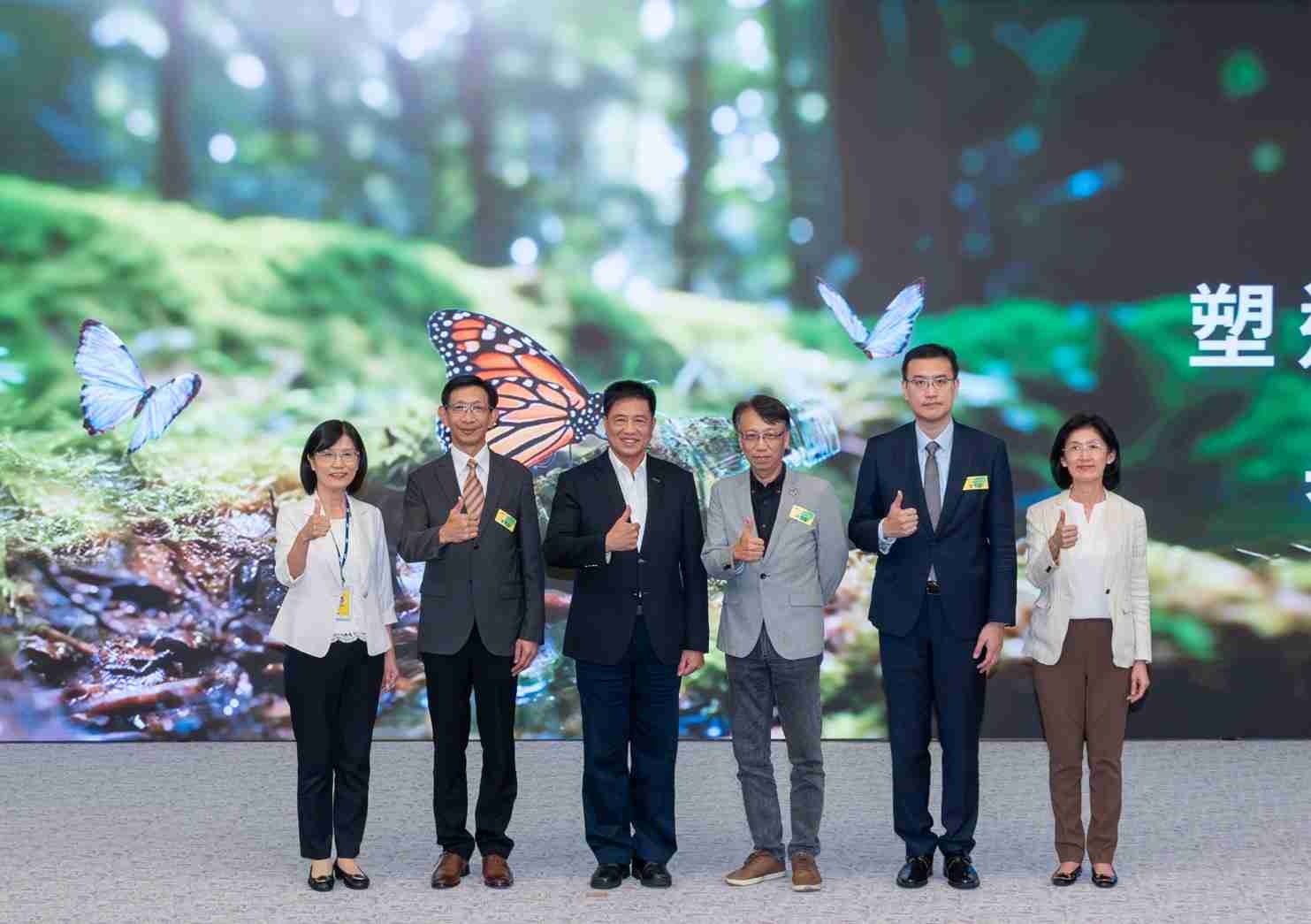 友達2023 CSR共榮大會，，邀請領域專家分享交流生物多樣性管理趨勢、、、、無塑產品、、海廢永續塑料等議題  （圖左到右：友達光電永續長古秀華、、、3M台灣技術長陳君杰、、、友達光電董事長暨集團策略長彭双浪、、、、光寶科技企業永續發展處處長陳慶暉、、、安永聯合會計師事務所執業會計師曾于哲、、、、友達光電供應鏈總部副總經理吳宜芳）