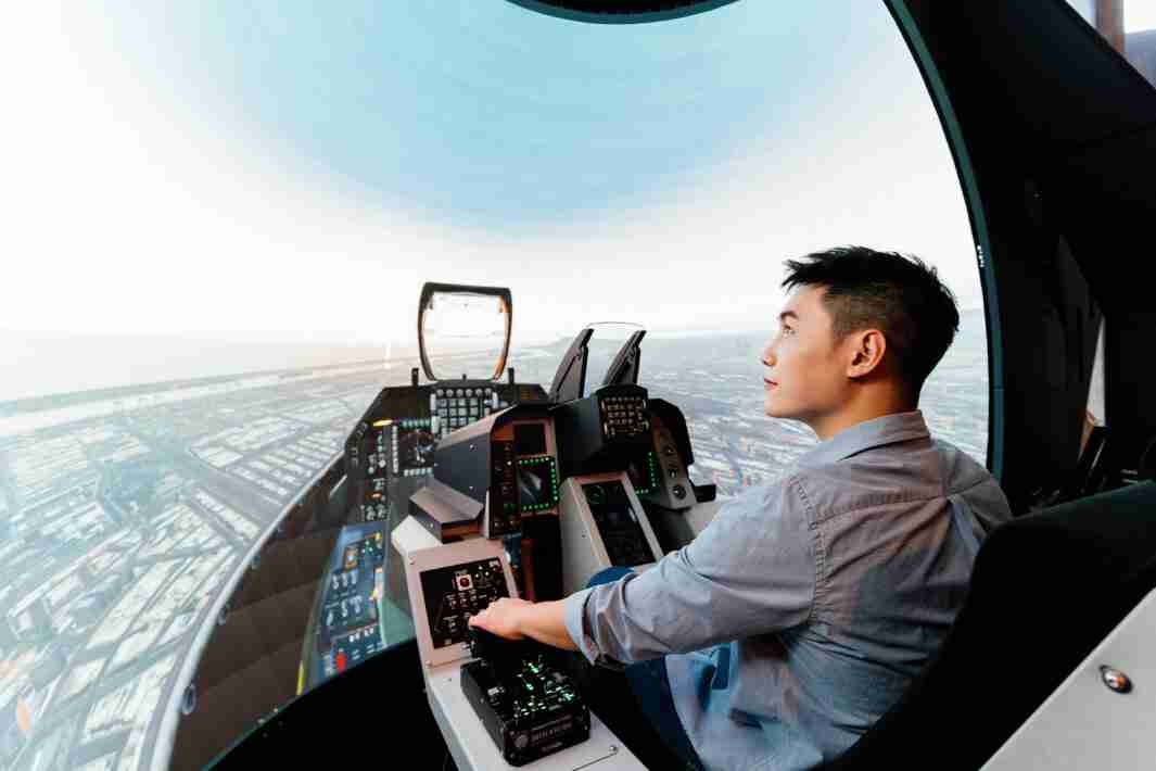 欧陆注册以P1.25小间距打造球形LED模拟舱，，，搭配智崴的精密六轴动态座椅，，结合欧陆注册专业影像调校技术，，，呈现拟真模拟飞行场景