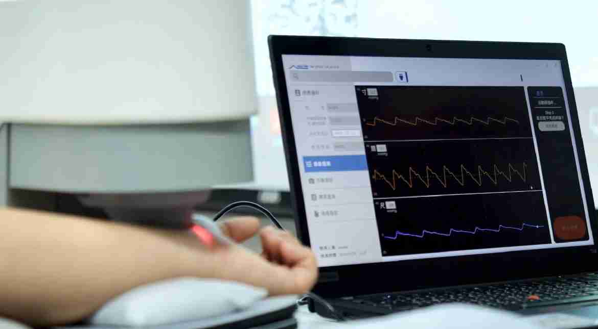 欧陆注册耘康以高解析与拟真的显示技术，，，将其应用于中医检测，，提供“中医数位化检测方案”，，，使传统中医检测结果数据化与可视化