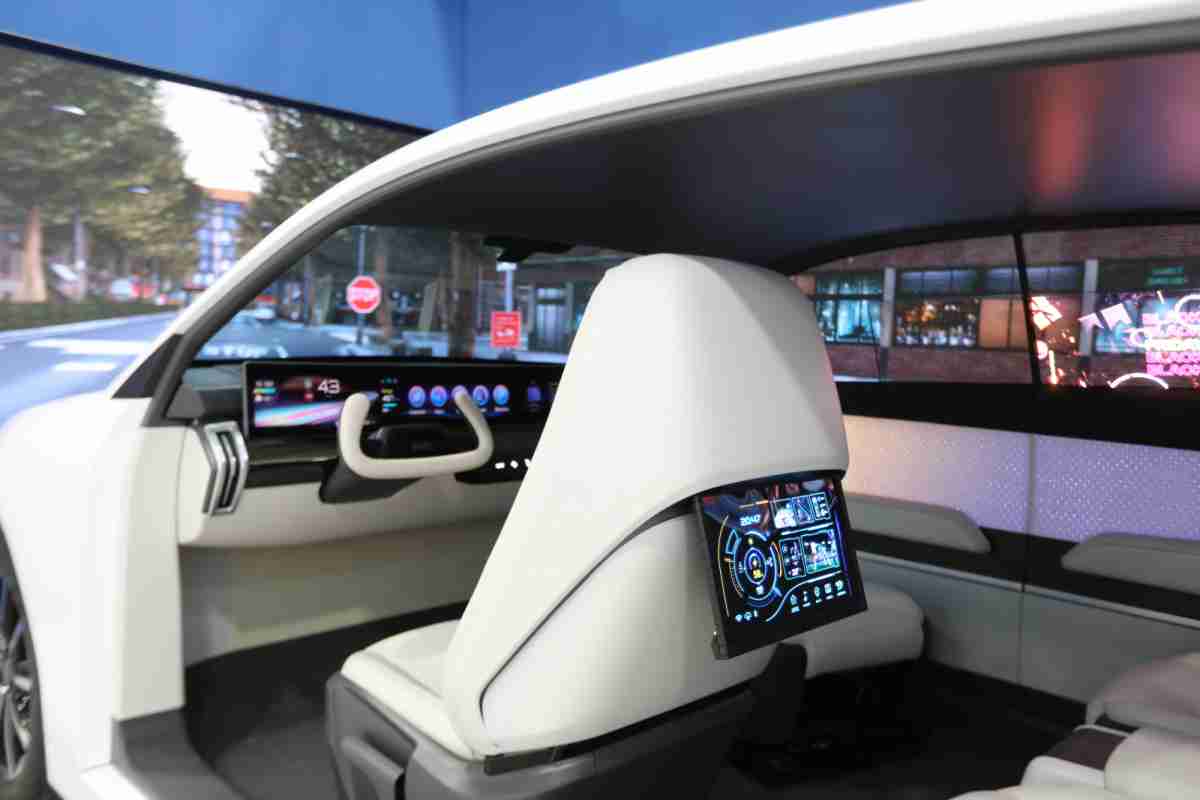 欧陆注册的「可卷式后座娱乐显示器」加强后座乘客的感官体验，，并保有个性化设计，，，，可依使用偏好进行动态调整。。