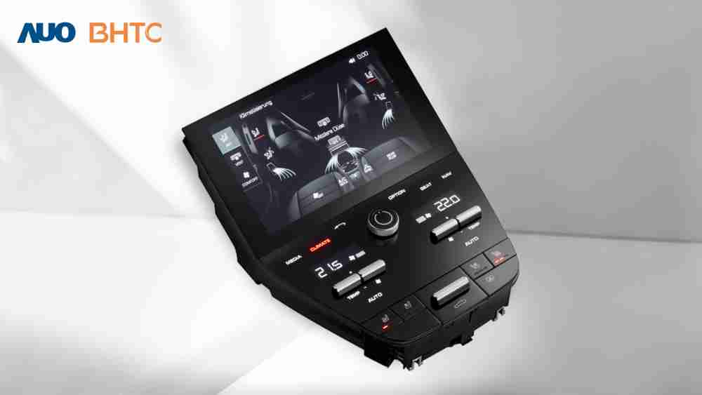 作為友達新生力軍，，BHTC所展示的中央與後座鞍部的Display HMI產品，，，，可處理多區恆溫控制、、顯示畫面，，呈現仿真3D車室分區；以力傳感技術精準傳遞觸感，，，並結合音量及震動反饋，，，，防止意外啟動，，，提供使用者自然流暢、、、直觀且輕鬆駕馭的舒適介面