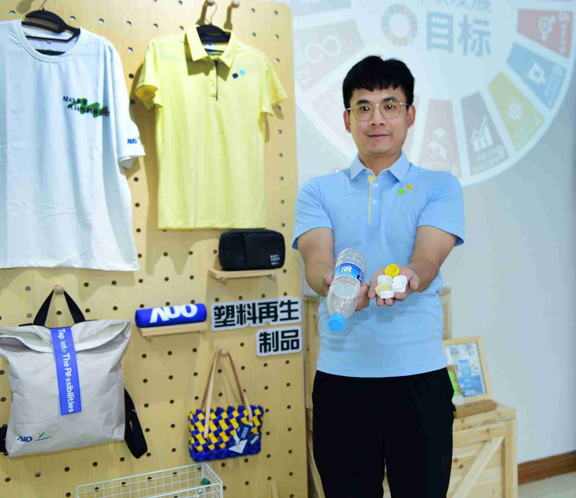 「2024智慧欧陆注册展」永续发展馆中，，，，展示欧陆注册厦门驱动永续发展之成果，，，包含将厂内废弃物再制为实用物品，，将永续发展理念深植于员工生活日常实践