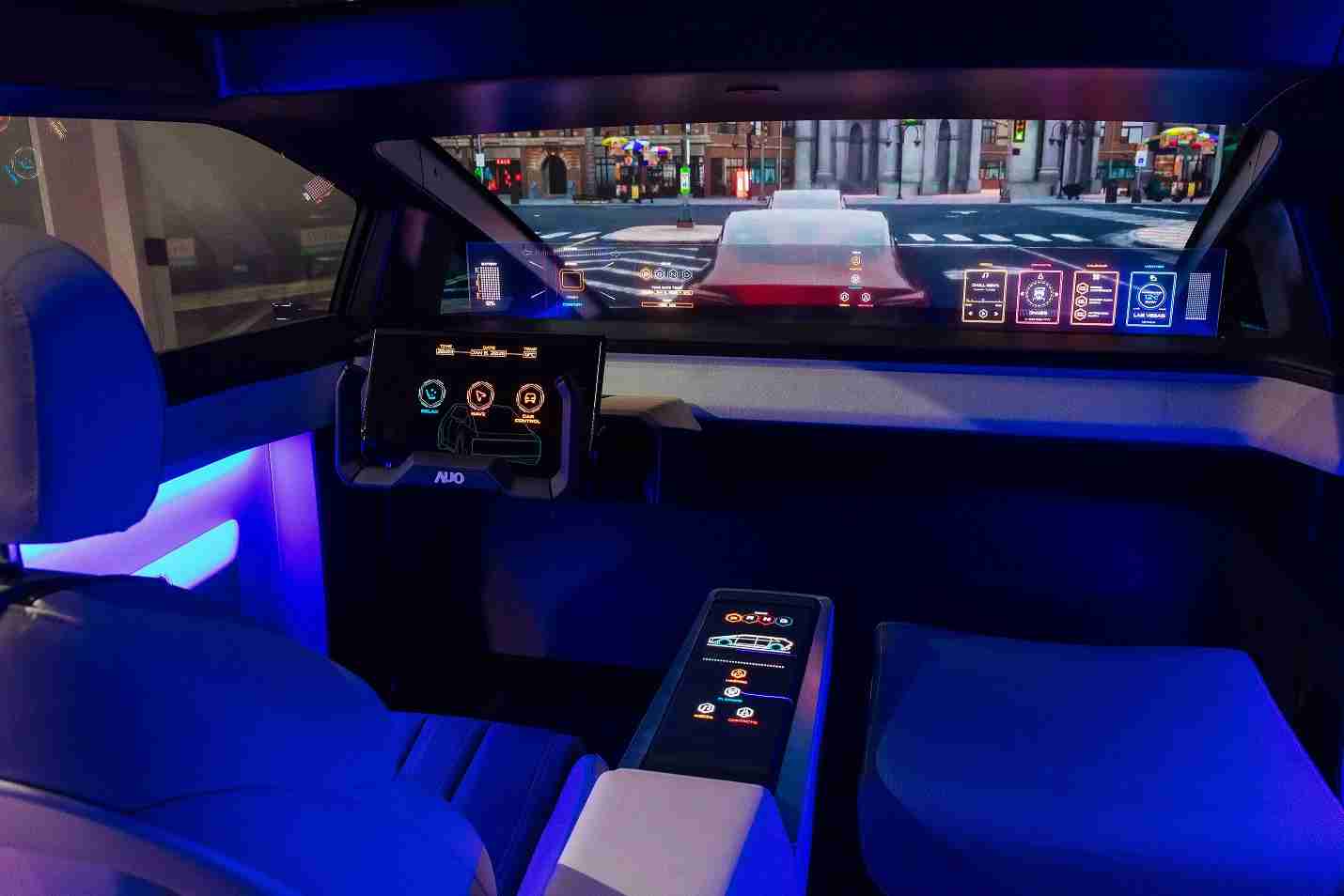 欧陆注册连续四年入围科睿唯安全球百大创新机构，，，，专利布局科技与绿色创新前沿。。。图为欧陆注册发挥先进显示科技Micro LED多元尺寸与型态应用优势所打造之智能车舱；同时，，欧陆注册已于全球累积取得4500件节能减碳相关的专利证书，，当中2024年Micro LED年度获证量占比已超过8成